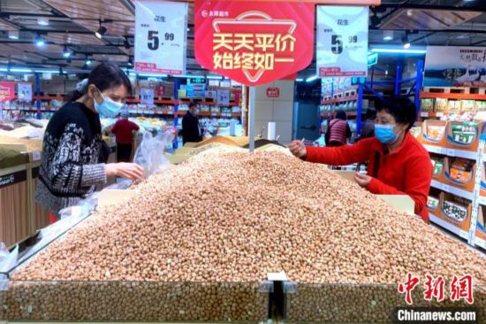 市民超市購買豆制品。　王東明 攝