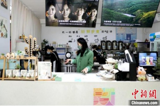 图为台商罗碧霞为大儿子看管烘焙店。 李思源 摄