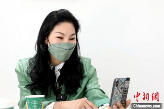 图为台商罗碧霞为大儿子看管烘焙店。 李思源 摄