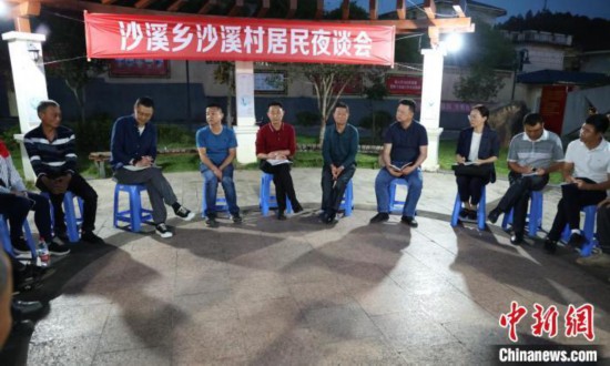 蔡幸爵團隊與明溪縣沙溪村居民夜談，了解其鄉建鄉創需求。　受訪者 供圖