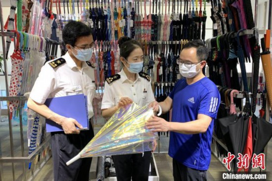 泉州海关晋江办关员到出口雨伞生产企业开展RCEP政策调研。　庄姺 摄