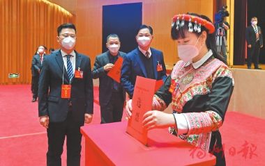 市十六届人大二次会议举行第三次全体会议