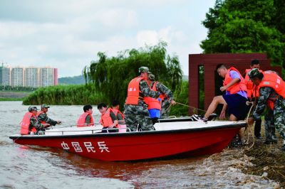 6月26日，防汛搶險應急演練人員駕駛沖鋒舟轉移“被困群眾”。