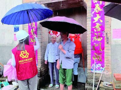 福建省南平市建陽區巾幗志願者上門慰問受災老人。