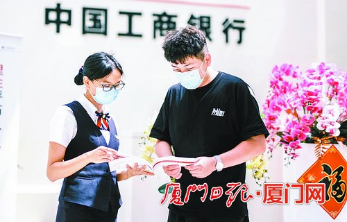 厦门工行工作人员向外贸企业宣传“风险中性”理念。记者 林铭鸿 摄