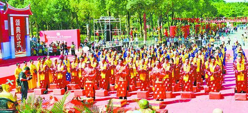 廣大信眾一起向土地公獻禮，祈求風調雨順、福澤百姓，以體現福德文化中祈祝五谷豐登、敬畏土地、愛惜土地的文化內涵。