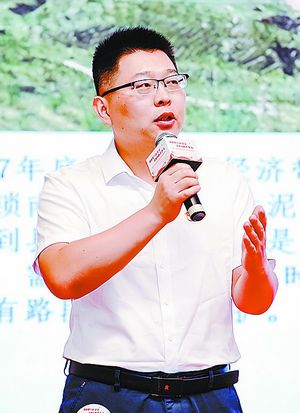 湖里区聚焦百姓关注的问题，创新用“宣讲+电影”“宣讲+曲艺”“宣讲+文艺”等模式，让广大百姓听得进、记得住。图为宣讲员在宣讲湖里区深化东西部协作的做法。