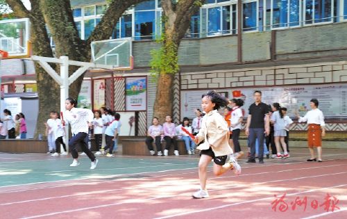 长乐师范学校附属小学学生参与趣味运动会。林敏 摄