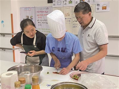孤独症青少年学习做饭