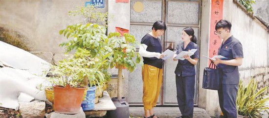集美區社治委辦多元化解矛盾糾紛，筑牢基層平安根基。圖為灌口法庭深入村居開展矛盾糾紛化解等普法宣傳。