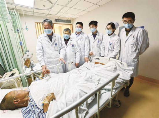 许丽明主任团队了解伤者恢复情况。厦门市第五医院供图