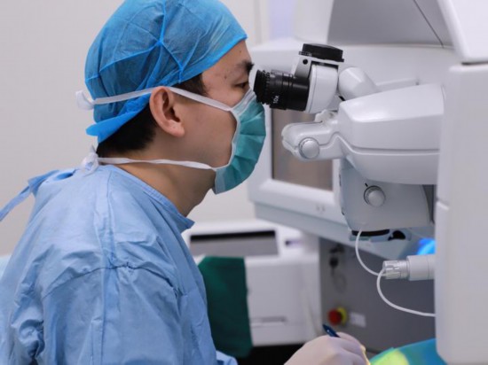 北京大学人民医院眼科及眼视光中心副主任王凯在为患者做近视手术。（受访者供图）