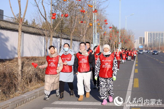 市民徒步迎接新年。人民網記者 寇雅楠攝