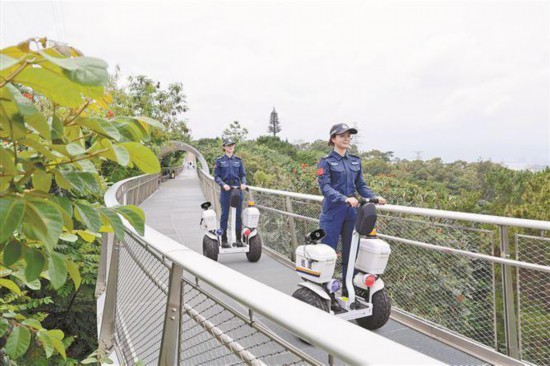 山海女警巡逻队队员在仙岳山开展治安巡逻。