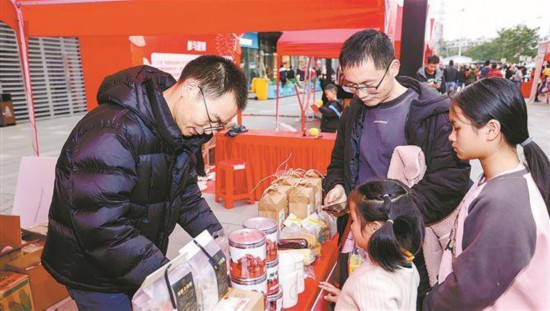 市民來逛市集、購買年貨。同安區供圖