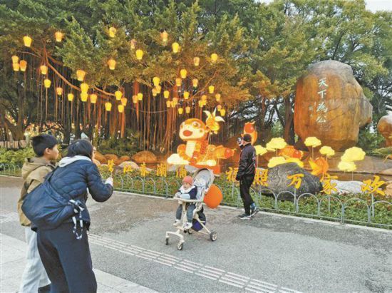 中山公園精心裝扮，新春氛圍濃厚，吸引市民游客打卡。記者 張江毅攝