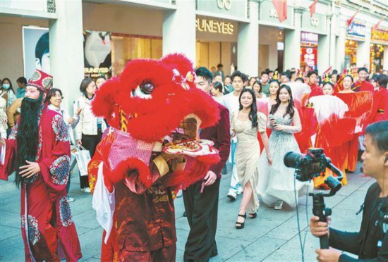 “幸福开厦门 好巳乐思明” 新春喜乐汇在中山路热闹上演。记者 林铭鸿摄