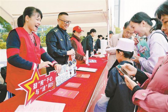 城管進社區活動中，執法人員為市民解答城市管理領域法律問題。