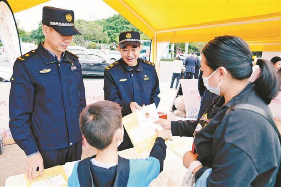 市執法局精心策劃組織“鷺島城管與您同行”系列宣傳活動，提升市民文明素養和守法理念。