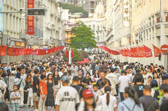 “五一”期間，中山路人氣爆棚。記者 林銘鴻攝