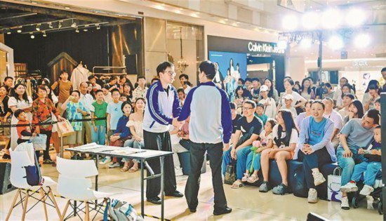 開心麻花快閃劇團現身中山路街區和商場，即興互動點燃節日氛圍。開心麻花供圖