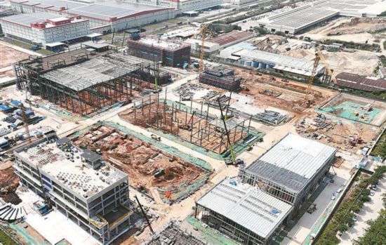 国家电化学储能系统建设项目（一期）“五一”假期持续发力，向关键节点冲刺。记者 卢剑豪摄