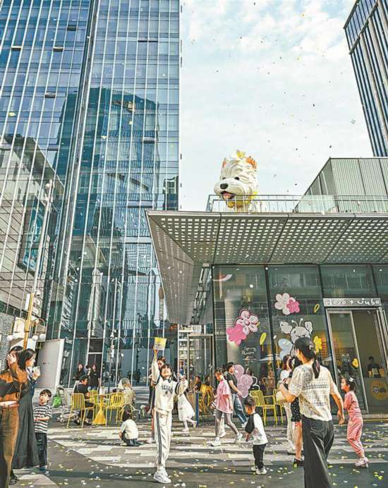 廈門萬象城創意策劃花瓣雨活動，市民游客和西高地小狗IP“PUPPY”一起“撒歡”。記者 林銘鴻攝