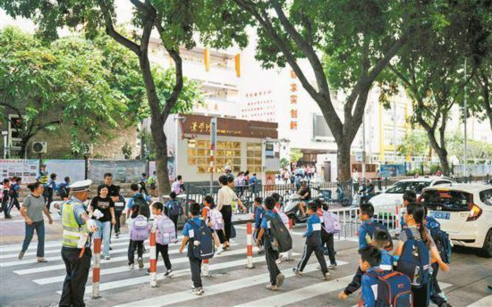 民警在金山小學門口維持交通秩序。記者 林銘鴻攝