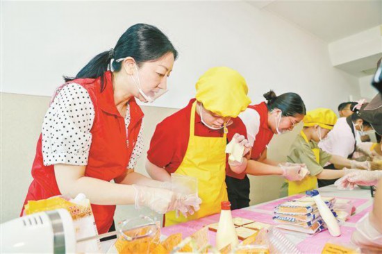 志願者在廈門市福利院陪孩子們制作糕點。記者 黃嶸攝