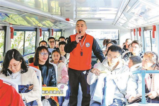 市民乘坐文明實踐主題巴士，在“思明 文明學習時間”志願宣講團成員的帶領下，打卡思明區新時代文明實踐帶。