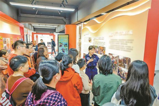 思明區打造廈門市首個全國道德模范館。圖為全國道德模范陳素珍介紹事跡。