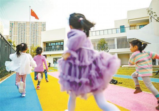 精神文明建设正在湖里区出现聚变效应。图为位于湖里的禾穆实验幼儿园组织孩子们开展户外活动。记者 林铭鸿摄