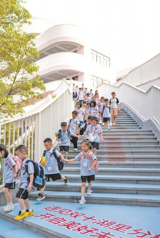 湖里区铺展出一幅幅美好而动人的生活图景。图为双十中学湖里分校的学生有序走出教学楼。记者 林铭鸿摄