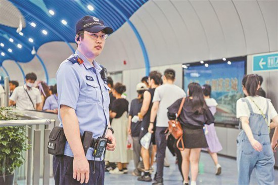 廈門市舉辦演唱會期間，在公安力量的引導下，游客文明有序乘車。記者 盧劍豪攝