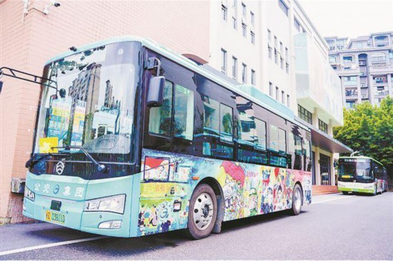 “鹭岛国防 青春守护”主题公交车。湖里区委宣传部供图