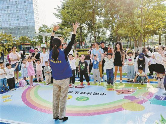 厦门市计生协系统举办“向日葵亲子小屋”亲子互动活动。