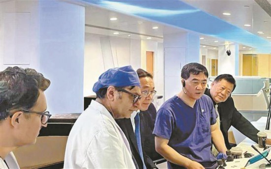 葛均波（右二）在厦心医院介入导管室参与手术。厦心医院供图