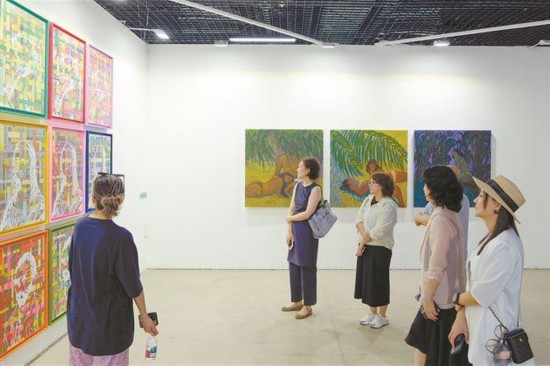 第二屆“橋連兩岸·藝術共融”（廈門）藝術展呈現視覺與藝術雙重盛宴。圖為市民觀展。朱毅力攝