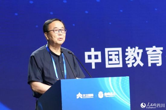 中国教育技术协会监事长、教育数字人推进工作组组长张少刚发言。人民网记者 郭莹摄