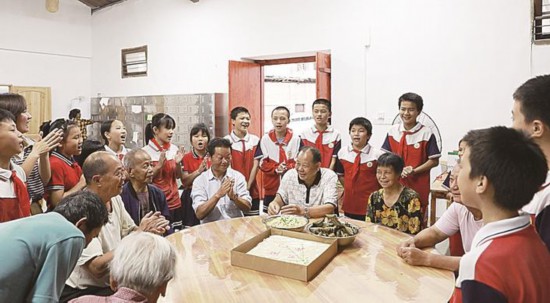 沙溪鄉梓口坊村學生為老人過集體生日
