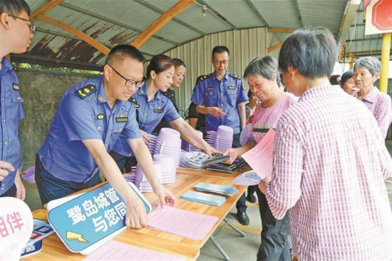 厦门市执法局开展“践行四下基层，弘扬雷锋精神”主题党日活动。