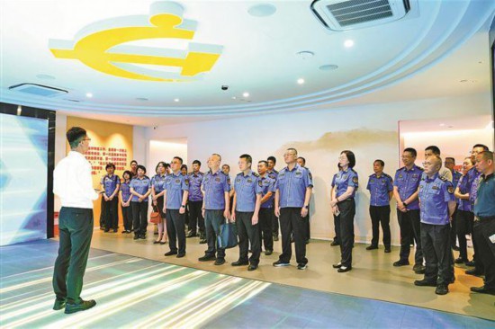 厦门市执法局组织党员干部参观厦门市委党校“学习之路”主题课堂。