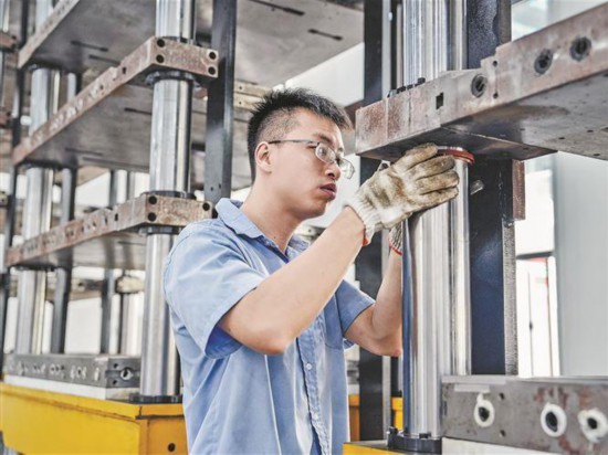 及时送电为项目投产奠定基础。图为碳飞复材厂房及配套工程进入设备安装调试阶段。