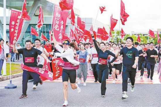 天马显示科技党委坚持“党建带团建、党建带工建”。图为天马显示科技为庆祝“七一”举办“环厂跑”活动。企业供图
