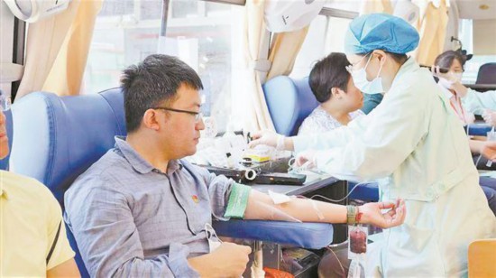 厦门自贸片区党组组织党员参加献血活动。厦门自贸片区供图