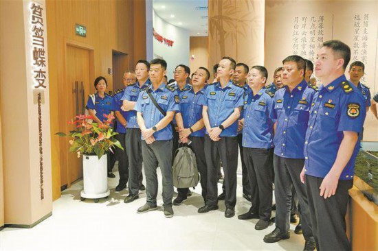 党员干部参观筼筜故事馆。