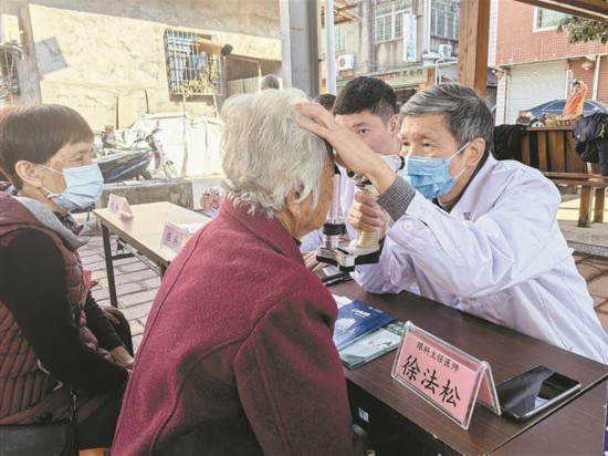 医疗领域银发人才深入农村为群众义诊。