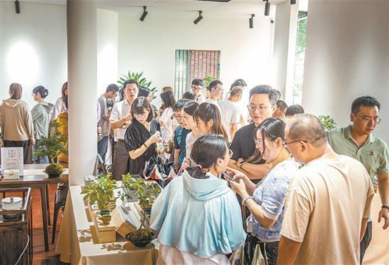 同民安一村一品展銷館開館現場人流如織。黃維明攝