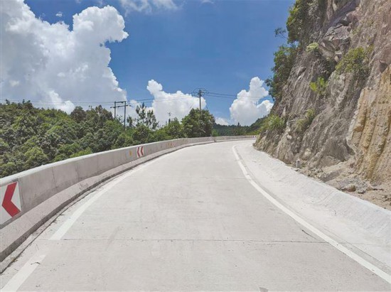 Y805線蓮花鎮廟村道路改造后，成為串聯山上山下的重要通道。同安區住建和交通局供圖