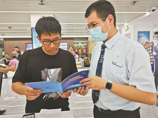 廈門建行工作人員為客戶講解台胞台企綜合服務指南。廈門建行供圖